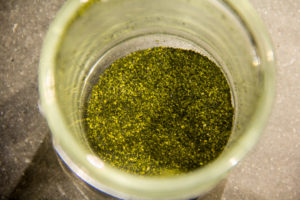 Mixez très finement les algues , 10 g de graines de sésame torréfiées et la poudre d'ail