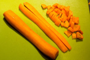 Coupez les carottes en mirepoix d'un cm de côté
