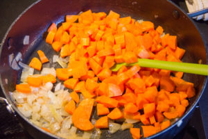 Ajoutez les carottes à l'oignon et recouvrez à hauteur d'eau