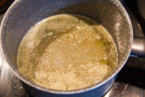 Faites fondre le beurre dans une casserole avec le jus des têtes de crevette