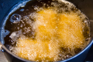 Plongez vos croquettes dans le bain de friture jusqu'à ce qu'elles soient bien dorées