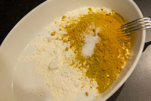 Mélangez la farine et le curry de manière bien homogène