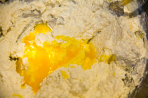 Ajoutez le jaune d’œuf et mélangez bien
