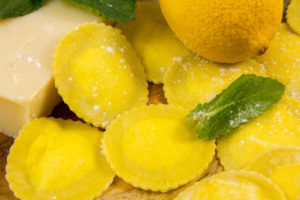 Ravioles aux trois fromages, sauce citron menthe ( Recette du chef Simone Zanoni)