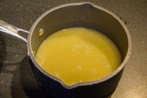 Versez le jus de la marinade dans une casserole