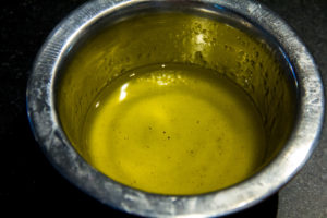 Mélangez l'huile d'olive avec le vinaigre