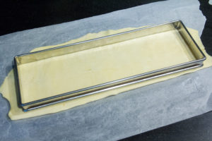 Abaissez la pâte feuilletée en un long rectangle