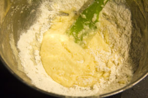 Mélangez intimement le beurre mou et le sucre
