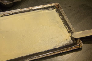 Étalez finement (2 mm) la pâte sur une surface antiadhésive