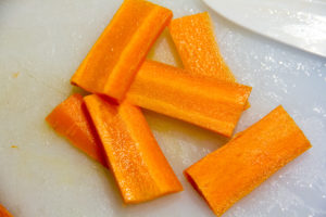 Réalisez de fines tranches de carotte 