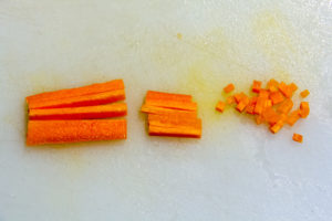 Réalisez des petits dés de carotte