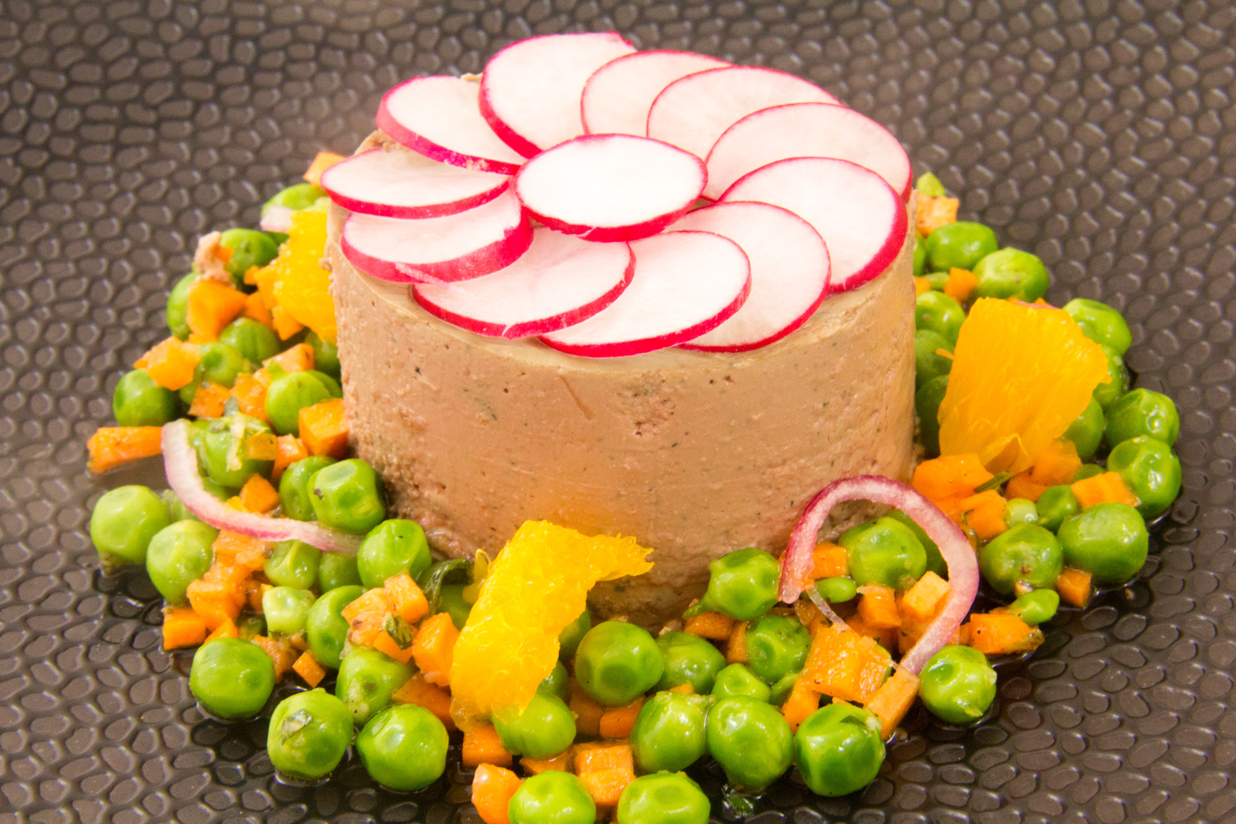 Mousse De Foie De Volaille Basse Temperature Salade De Petits Pois Acidulee Les Gourmantissimes