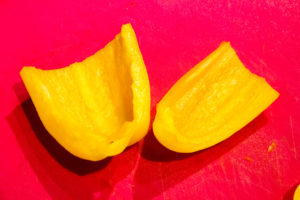 Coupez les poivrons en quatre ou cinq morceaux