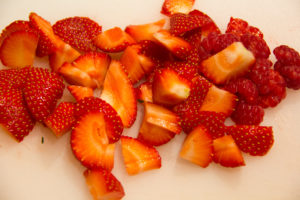 Coupez les 5 fraises et les 5 framboises en petits morceaux