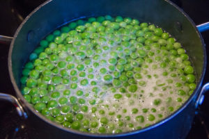  Plongez les petits pois dans une casserole 'eau bouillante et laissez cuire à feu doux pendant 5 minutes