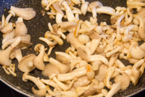  Faites sauter les champignons dans une poêle avec un peu de beurre. salez et poivrez en fin de cuisson et réservez