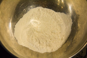 Versez la farine, le sel et la baking powder dans un grand récipient