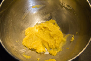 Ajoutez le beurre à la farine et mélangez bien