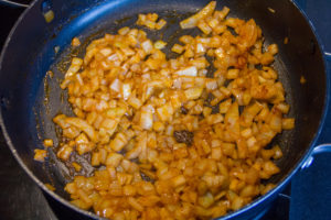 Faites revenir les oignons dans un poêle avec un peu de beurre t les 3/4 de la pâte de curry rouge