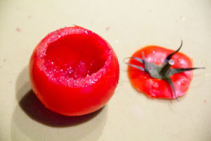 Coupez le chapeau des tomates et évidez-les avec une petite cuillère