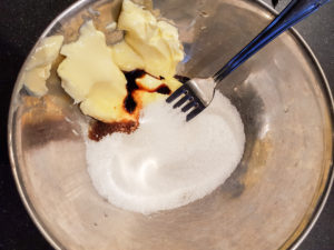 Mélangez vivement le sucre, le beurre ramolli et l'extrait de vanille