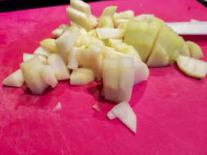 Coupez les poires en petits morceaux