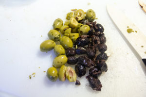 Dénoyautez les olives et coupez-les en quatre