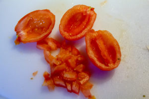 Coupez les tomates en petits dés
