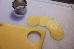 Découpez les tranches de fromages en petits cercles
