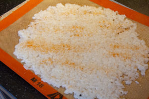  Étalez finement le riz sur une surface anti adhésive