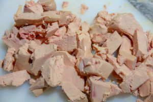 Coupez le foie gras en cubes