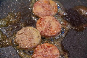 Faites revenir rapidement dans une poêle bien chaude les rondelles de foie gras