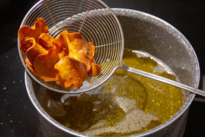 Faites cuire les chips de patates douces dans un bain d'huile