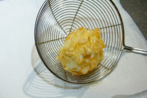 Plongez les œufs dans un bain d'huile à 180°