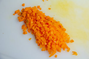 Taillez le restant des carottes en fine brunoise