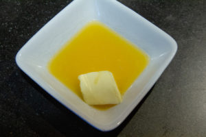 Faites fondre une noix de beurre avec le jus d'une orange