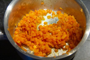 Faites revenir la brunoise de carotte avec une noix de beurre