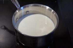 Нагрейте молоко