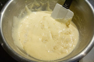 Ajoutez délicatement la farine tamisée et la poudre d'amande