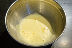 Fouettez l’œuf entier et versez le sirop à 120° degrés dessus