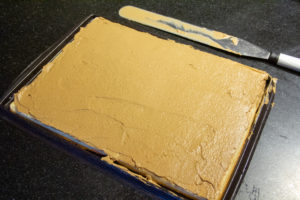 Étalez une couche de crème au beurre sur votre biscuit