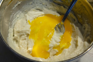 Ajoutez les jaunes d’œuf au mélange