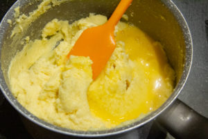 Puis ajoutez le jaune d’œuf à la polenta