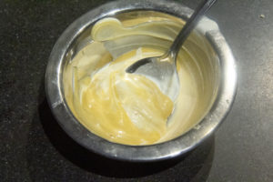 Mélangez 4  cuillerées de mayonnaise avec 2 cuillerées à soupe de yaourt