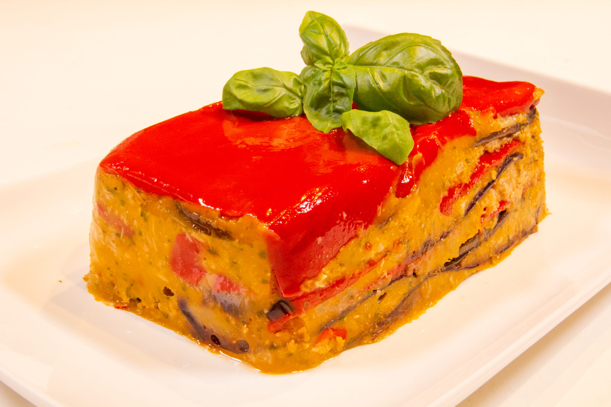 Terrine aubergine poivron et gelée au coulis de tomate et basilic