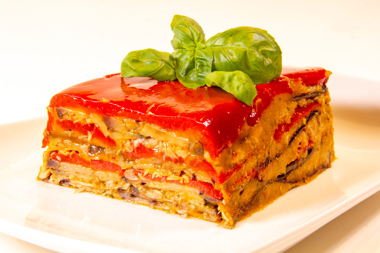 Terrine aubergine poivron et gelée au coulis de tomate et basilic