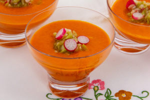 Soupe d’été, poivron et rhubarbe et son croquant végétal