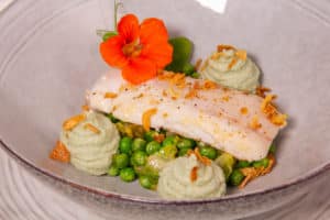 Bar de ligne, petits pois et crème d’oignon