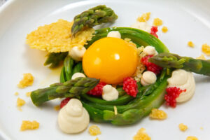 Asperge en couronne, jaune d’œuf confit