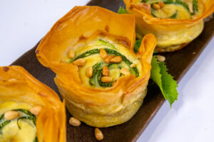 Tartelettes croustillantes courgette, roquefort et pignons